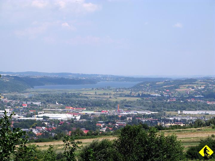 fota 099.jpg - Widok na Jezioro Dobczyckie i Myślenice, a w szczególności Zakłady Tele-foniki.  Zjeżdżamy i robimy drugą przerwę.